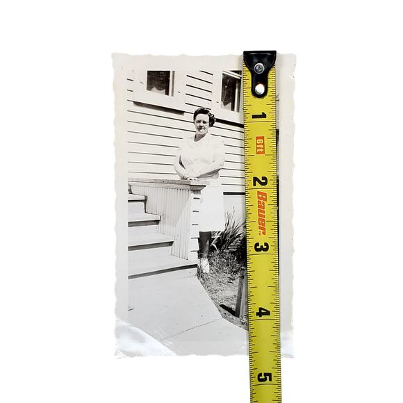 Vtg Plus Size Lady Posing in Front of Home Original Monochrome Photography Found - Picture 2 of 4